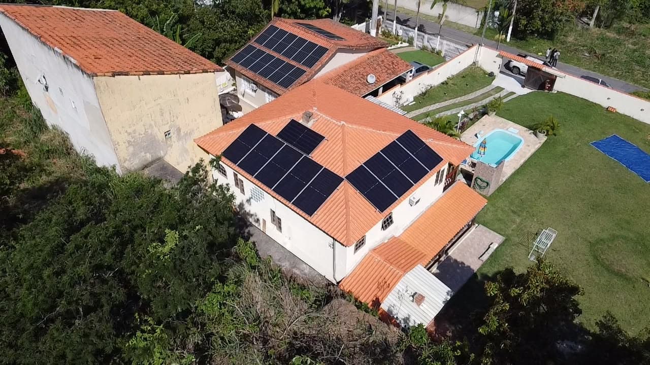 Vista aérea de instalação de painéis solares em telhado de casa na Barra da Tijuca, Rio de Janeiro