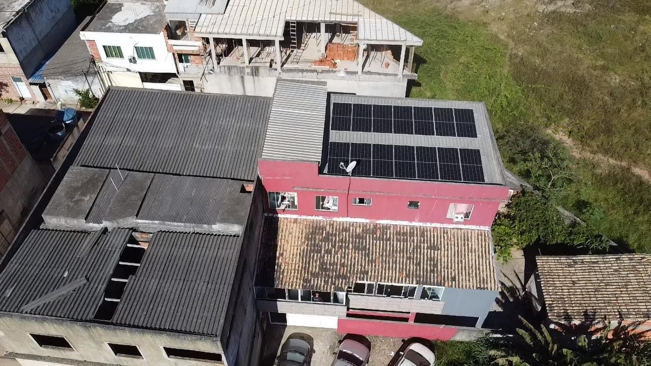 Painéis solares instalados no telhado de uma casa no Rio de Janeiro
