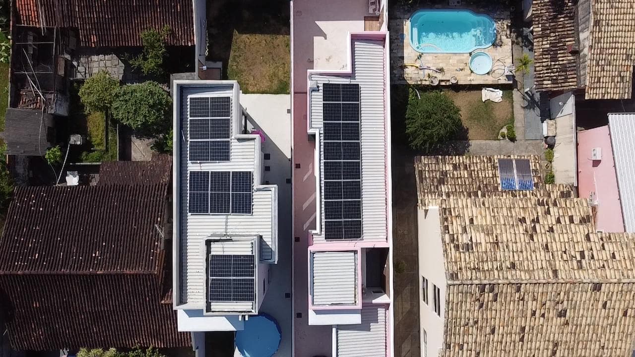 Vista aérea de imóvel com painéis solares no telhado, no Rio de Janeiro