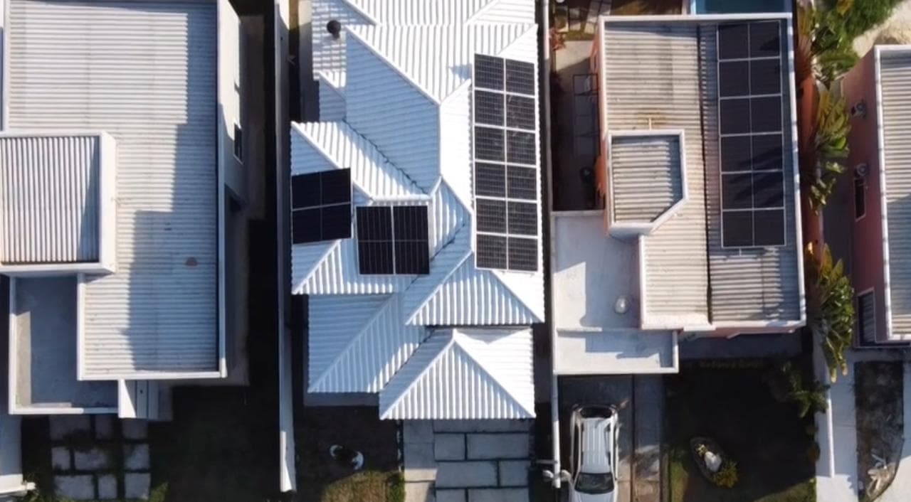 Vista aérea de construção com painéis solares instalados numa das coberturas
